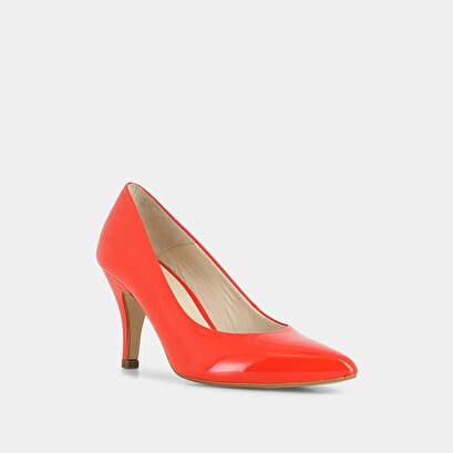 Red pumps with pointed toe in shiny leather