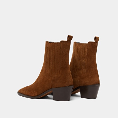 Heeled boots with gathers in brown suede