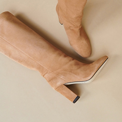 High boots with square heel in camel suede