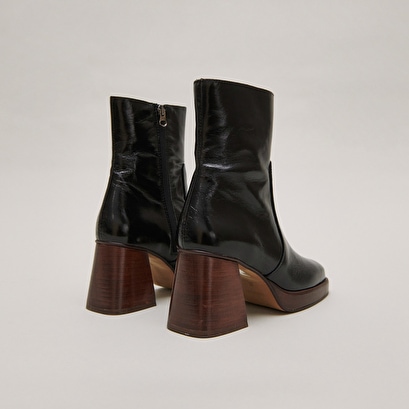 Platform boots in black glossy leather