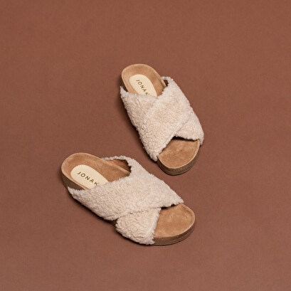 Crossed strap sandals in beige fur