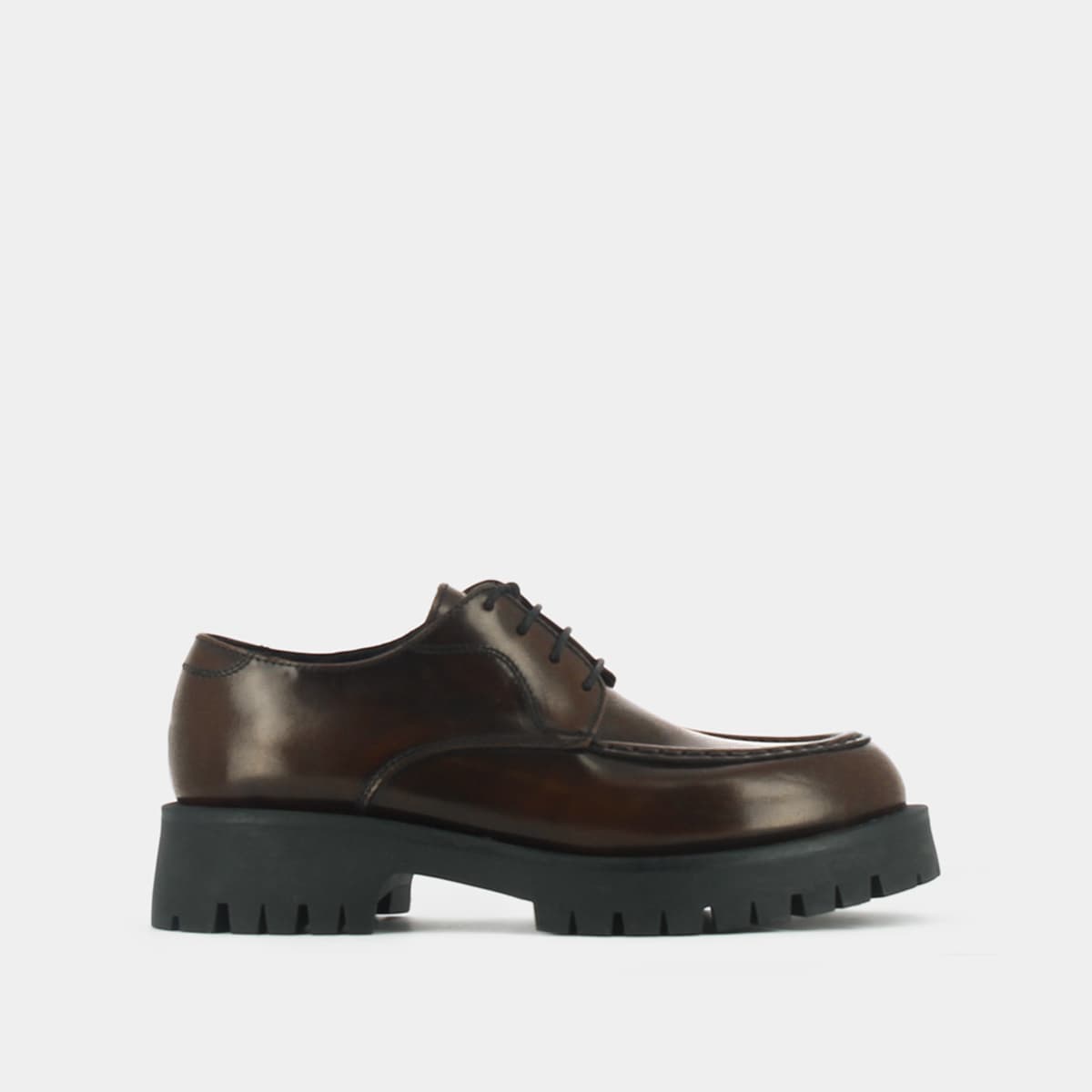 Derbies with laces and notched sole in brown glazed leather