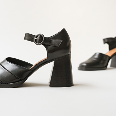 Babies with heel and strap in black leather