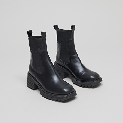 Boots with elastics and notched sole in glazed black leather