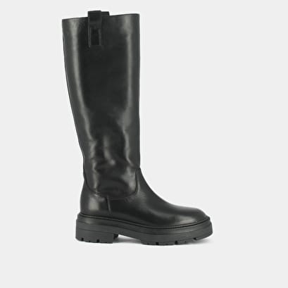 Boots with notched soles and square toe in black leather