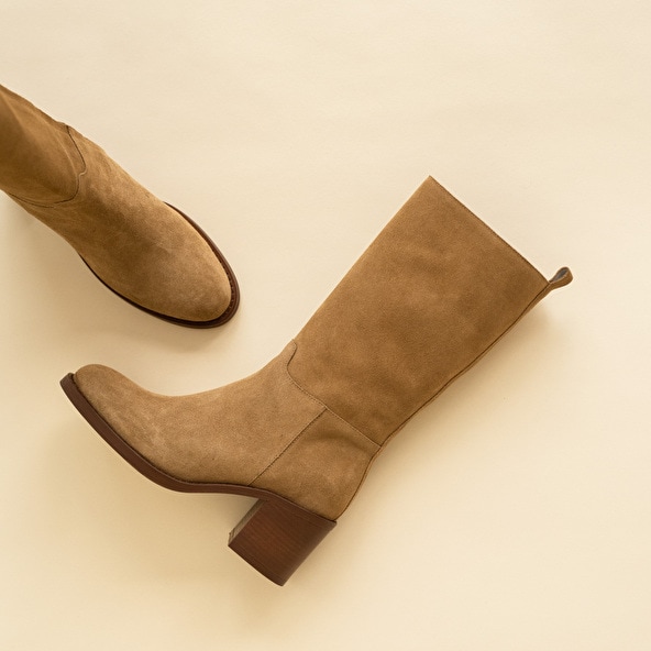 Boots with thick heels in beige crust