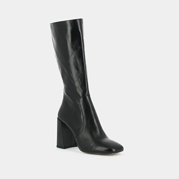 Heeled boots with square toe in black aged leather
