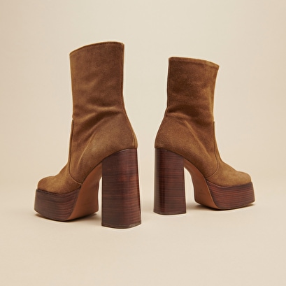 Platform boots with round toes in tabac crust