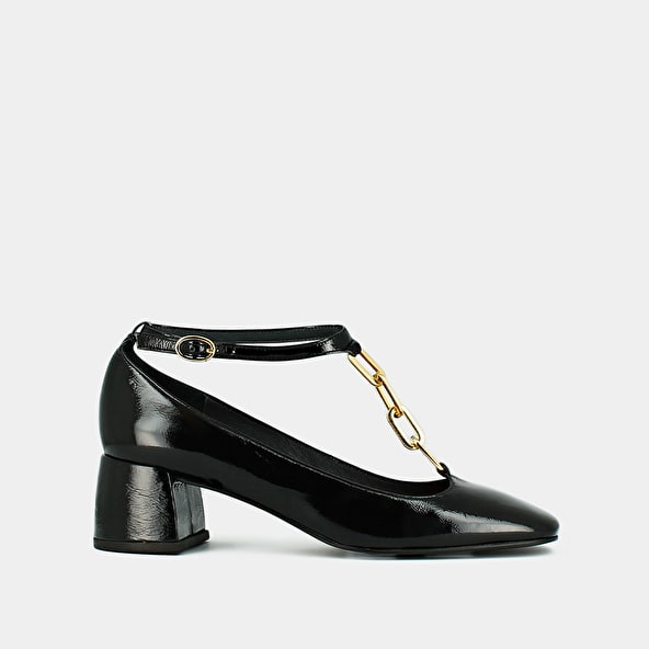 Babies with medium heels, straps and gold chains in black pleated varnish