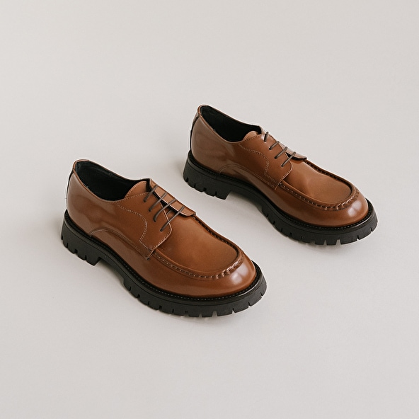 Derbies with laces and notched soles in glazed cognac leather