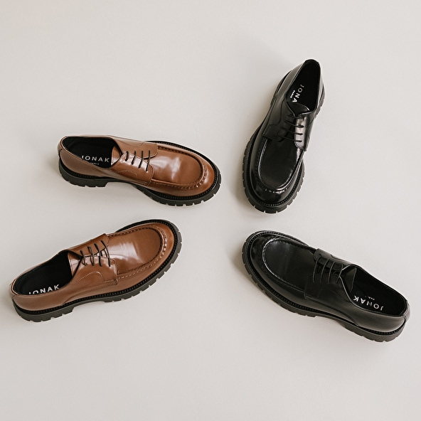 Derbies with laces and notched soles in glazed cognac leather