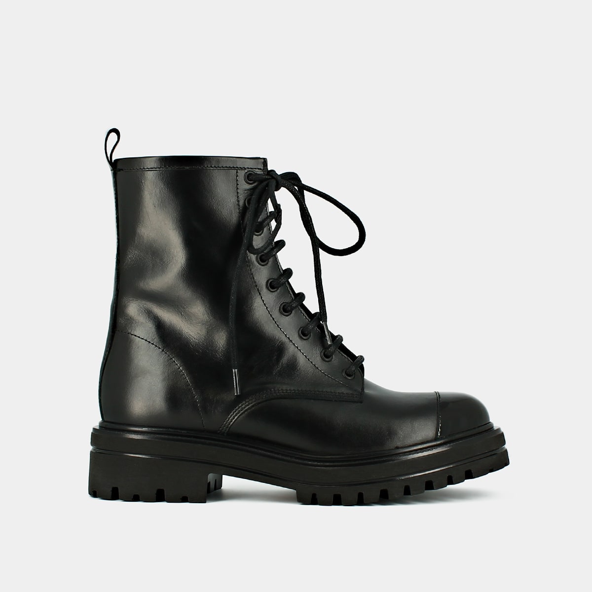 Boots with notched soles and laces in black varnish and leather