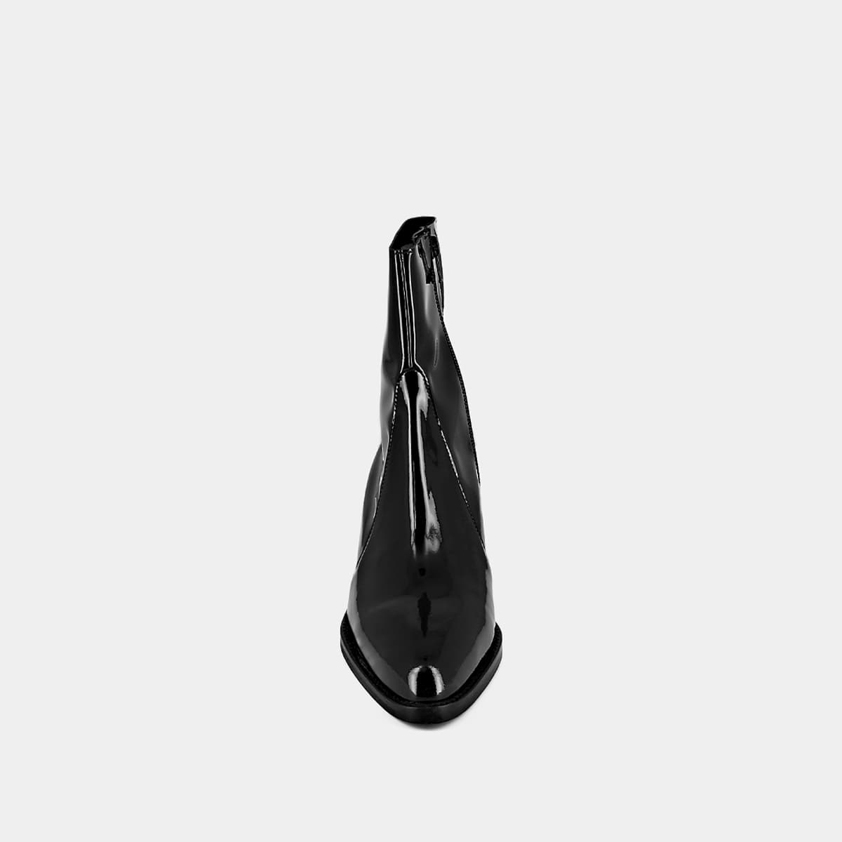 Pointed toe boots in black varnish
