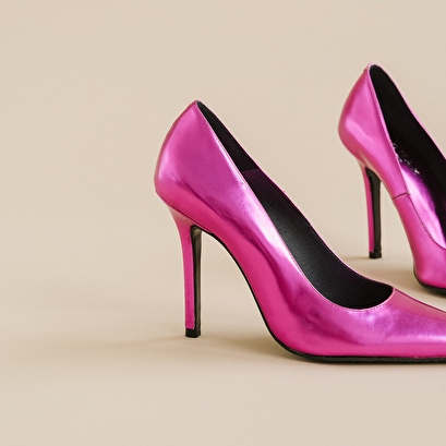 Pointed toe pumps and heels in fushia metallic leather