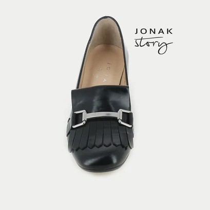 Black moccasins with heel, bit-style bar and fringed tab | valvi