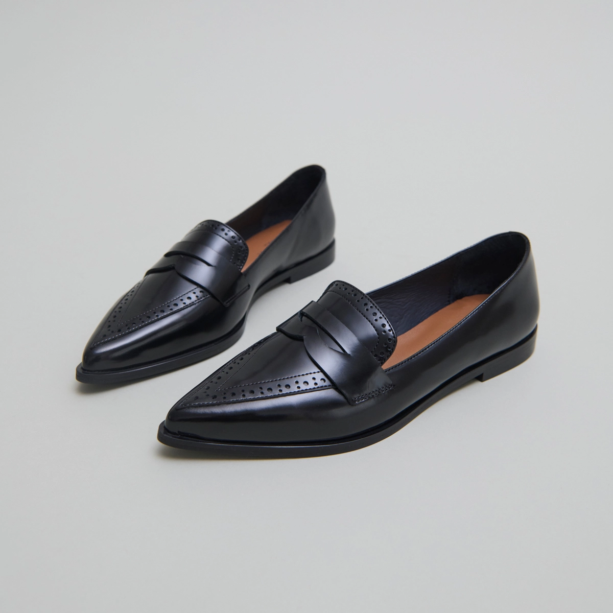 Loafers with pointed toes in black glazed leather | DALINA