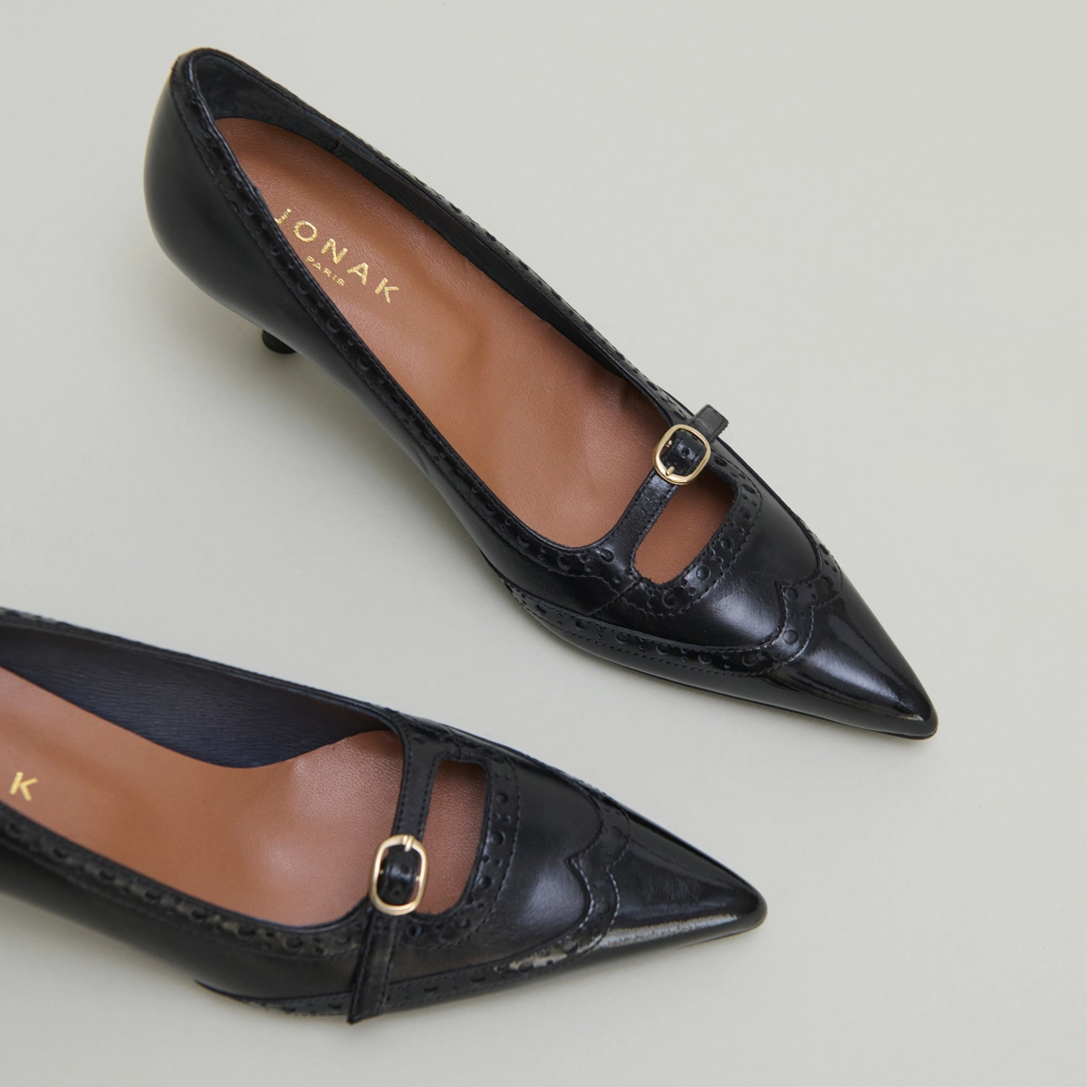 Strappy pumps with perforated details in black patent and black leather | DALTA