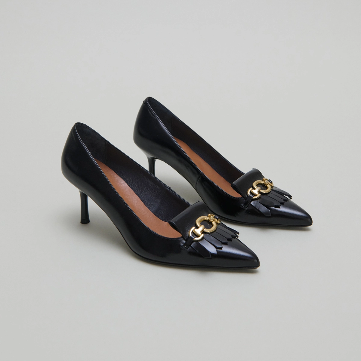 Pumps with gold bits in black leather | DELBA