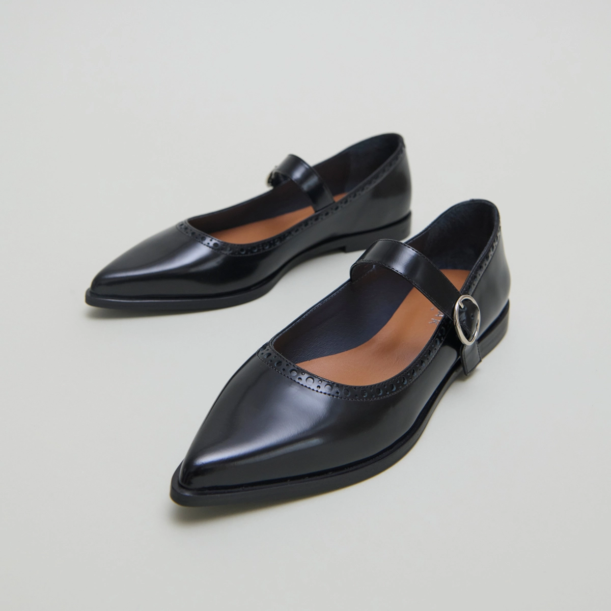 Ballet flats with pointed toes in black glazed leather | DEMIA