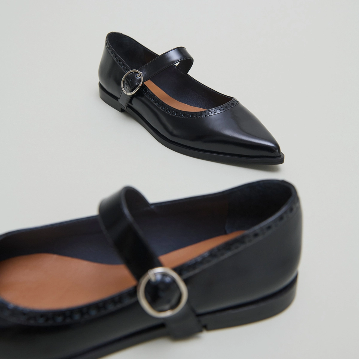 Ballet flats with pointed toes in black glazed leather | DEMIA
