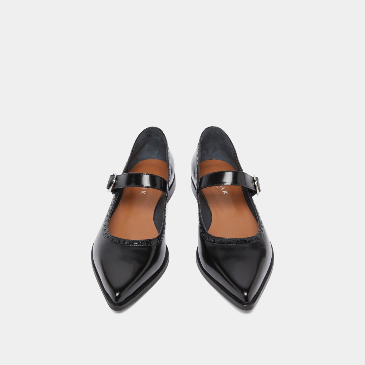 Ballet flats with pointed toes in black glazed leather | DEMIA