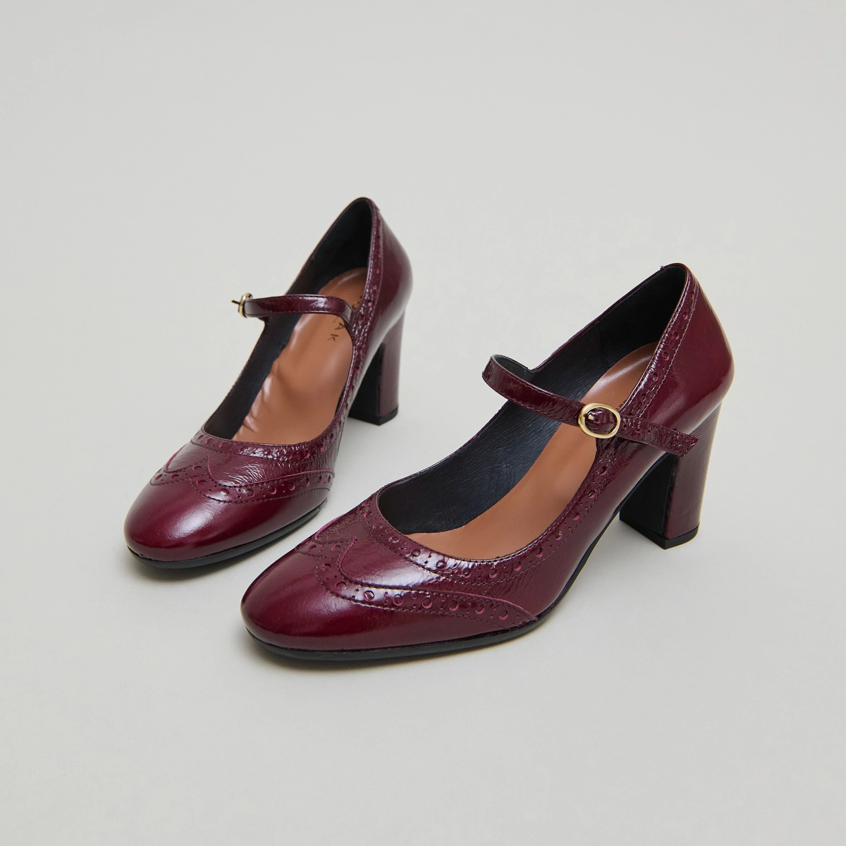 Heeled Mary Jane and perforated details in burgundy shiny leather | DIRIOS