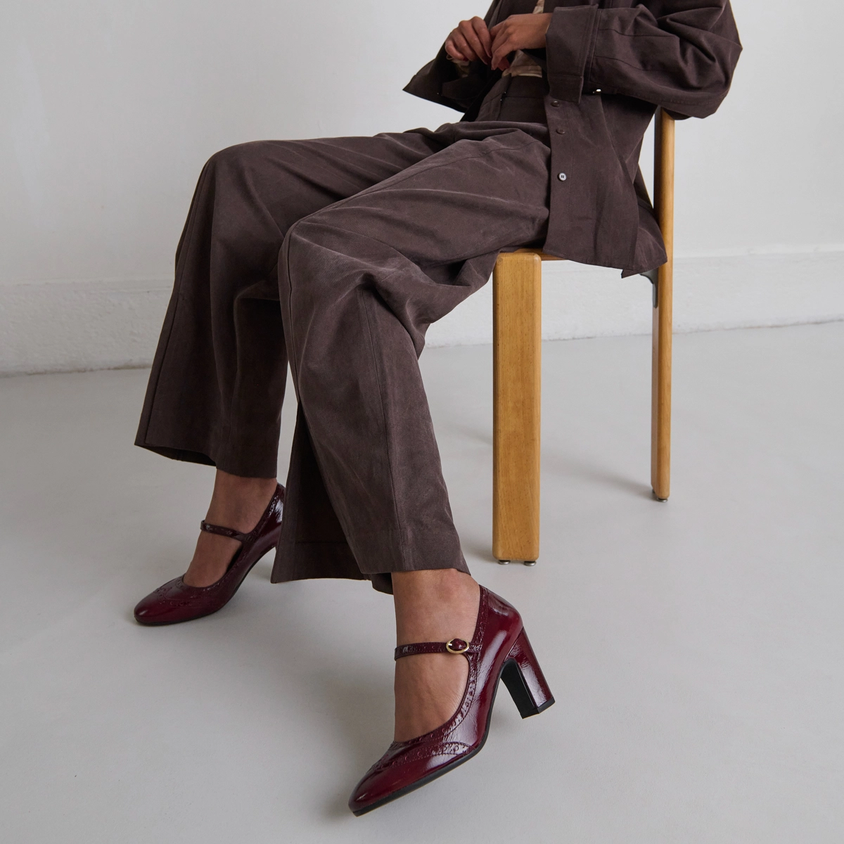 Heeled Mary Jane and perforated details in burgundy shiny leather | DIRIOS