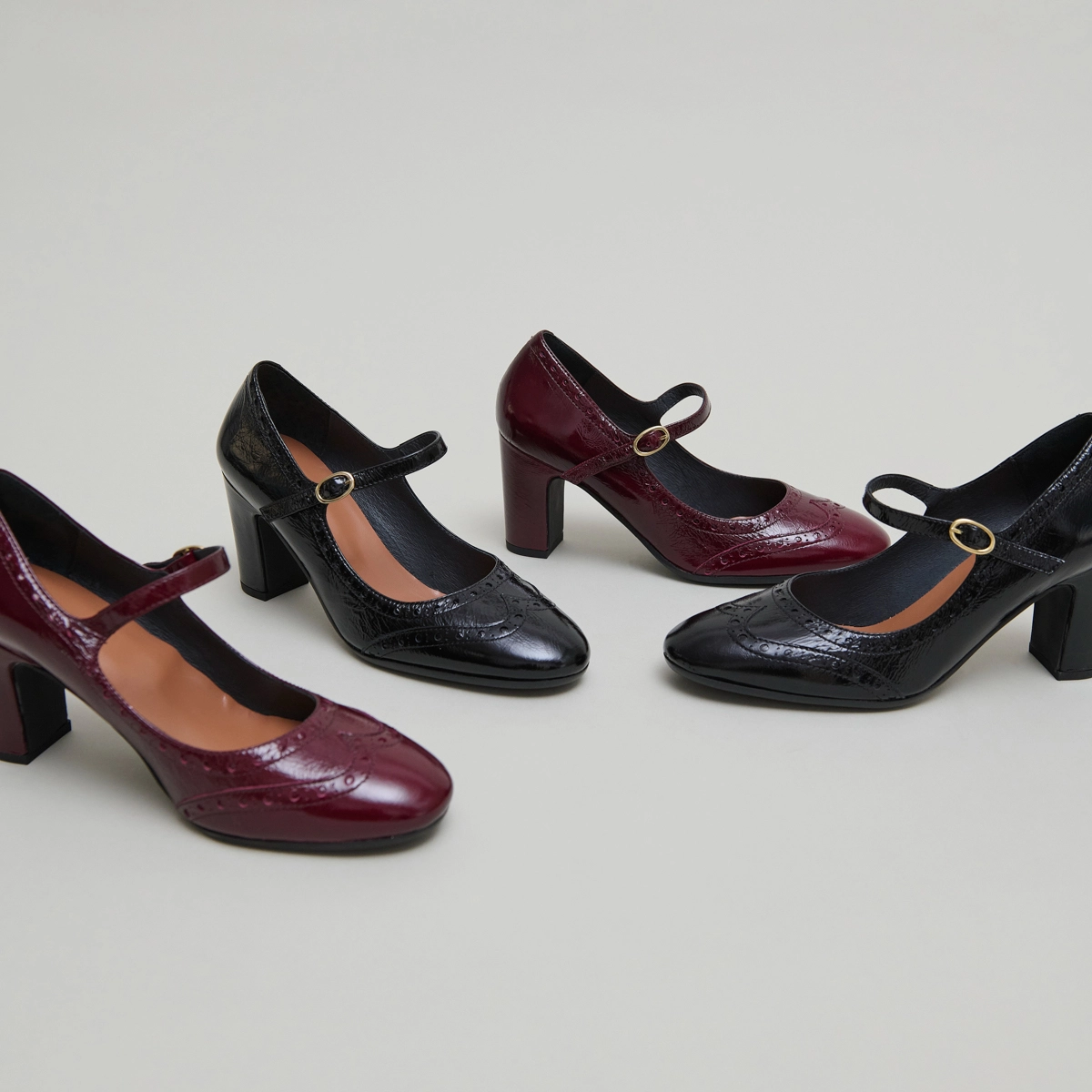 Heeled Mary Jane and perforated details in burgundy shiny leather | DIRIOS