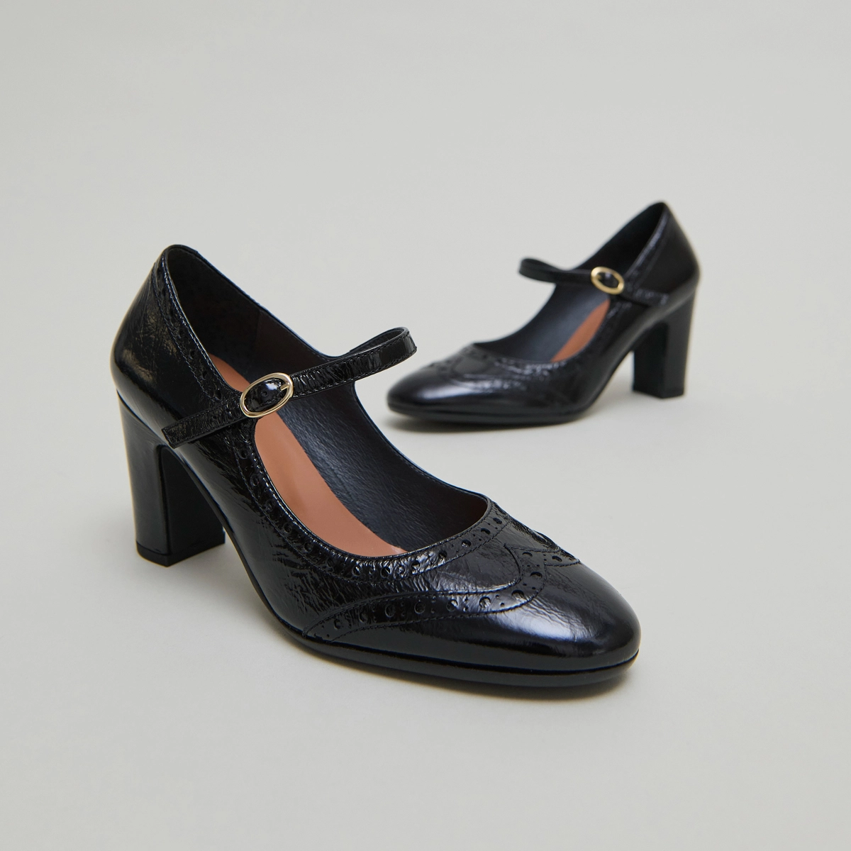 Heeled Mary Jane and perforated details in black shiny leather | DIRIOS