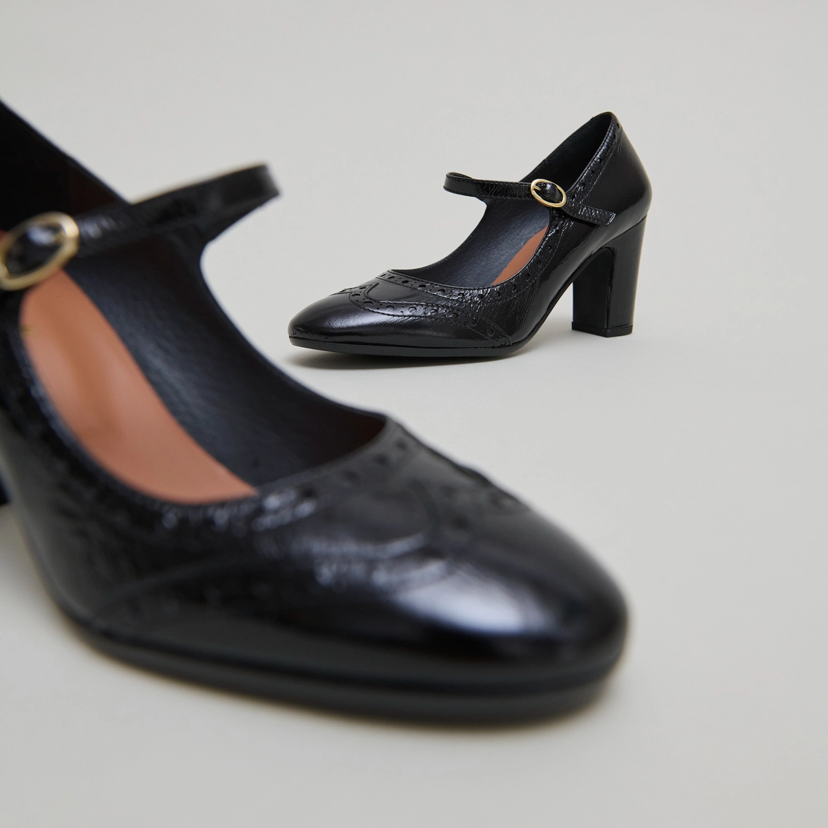 Heeled Mary Jane and perforated details in black shiny leather | DIRIOS