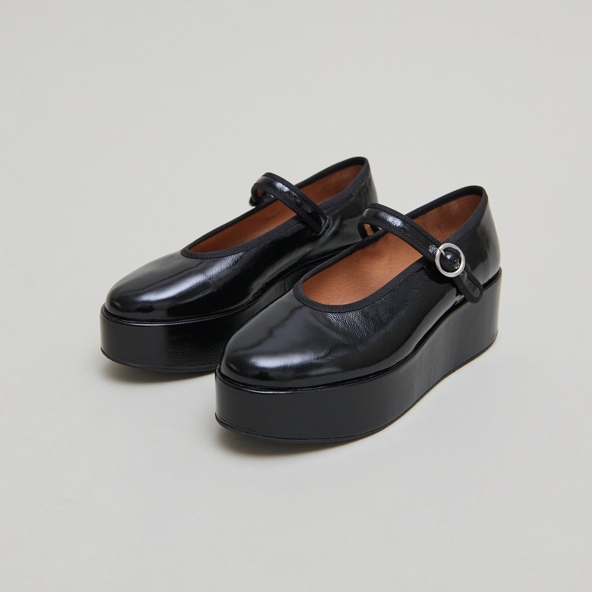 Ballet flats with platforms in black pleated patent | DODA