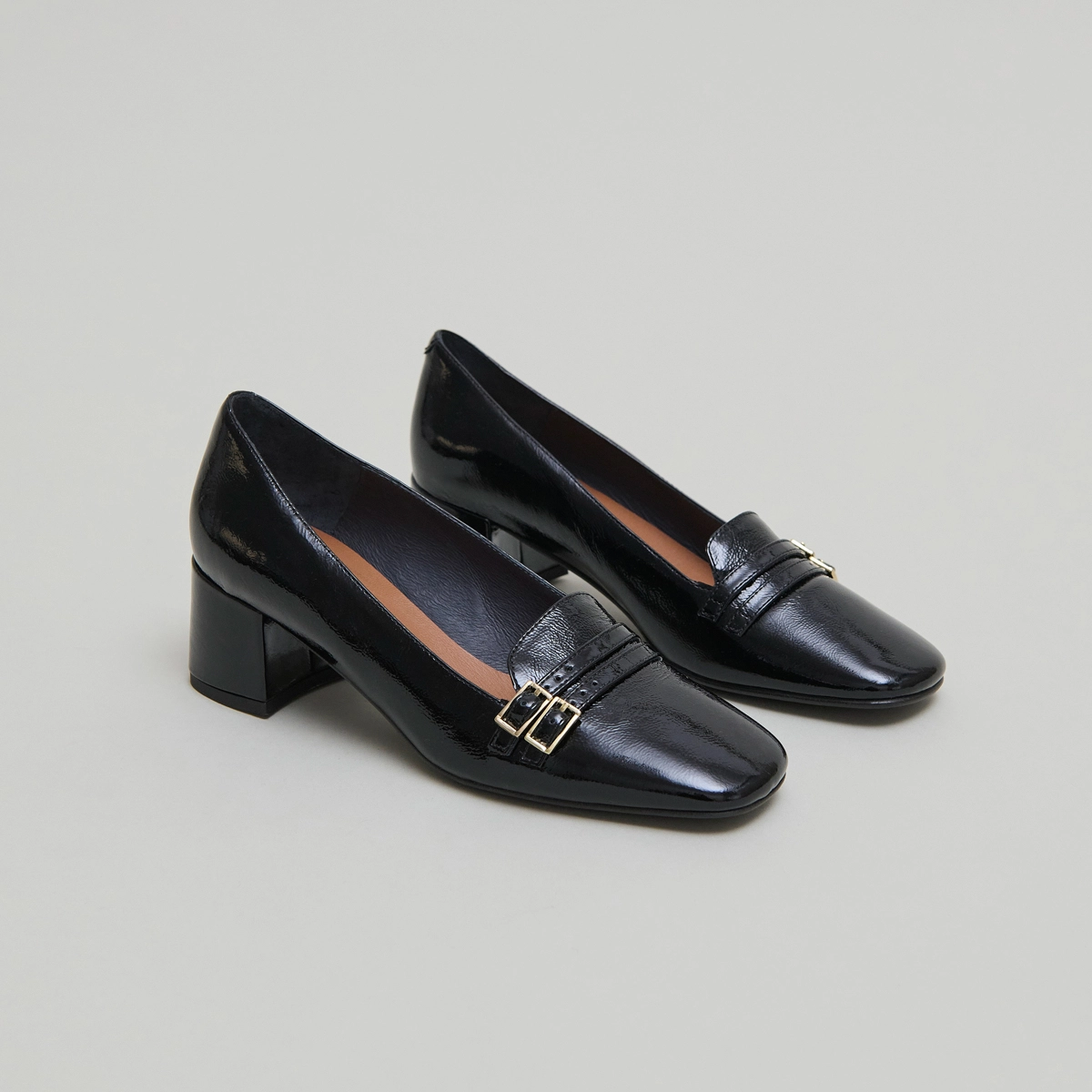 Heeled ballet flats in black pleated patent | DENARIO