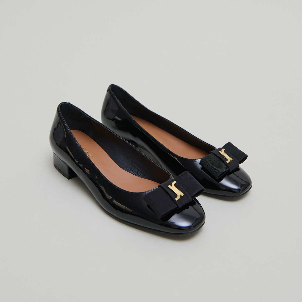 Ballet flats with bow and monogram in black patent | DAMIA