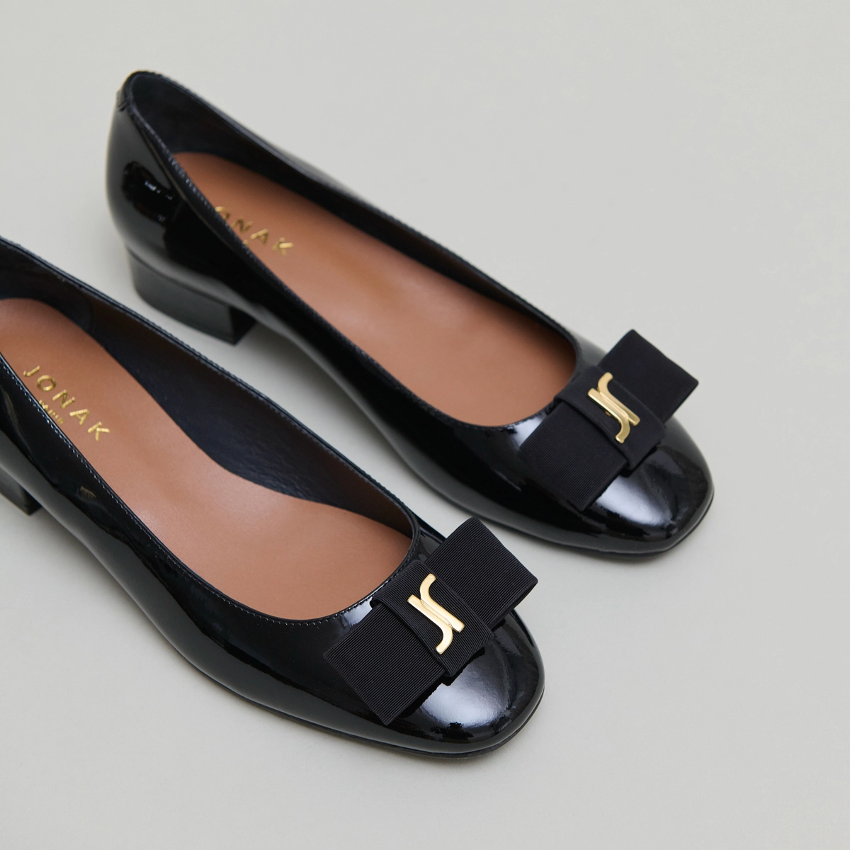 Ballet flats with bow and monogram in black patent | DAMIA