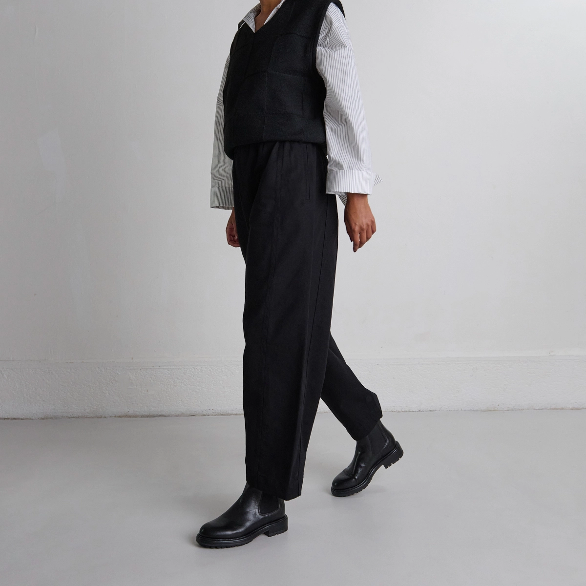 Lowboots with elastic straps and notched soles in black grained leather | CELINA