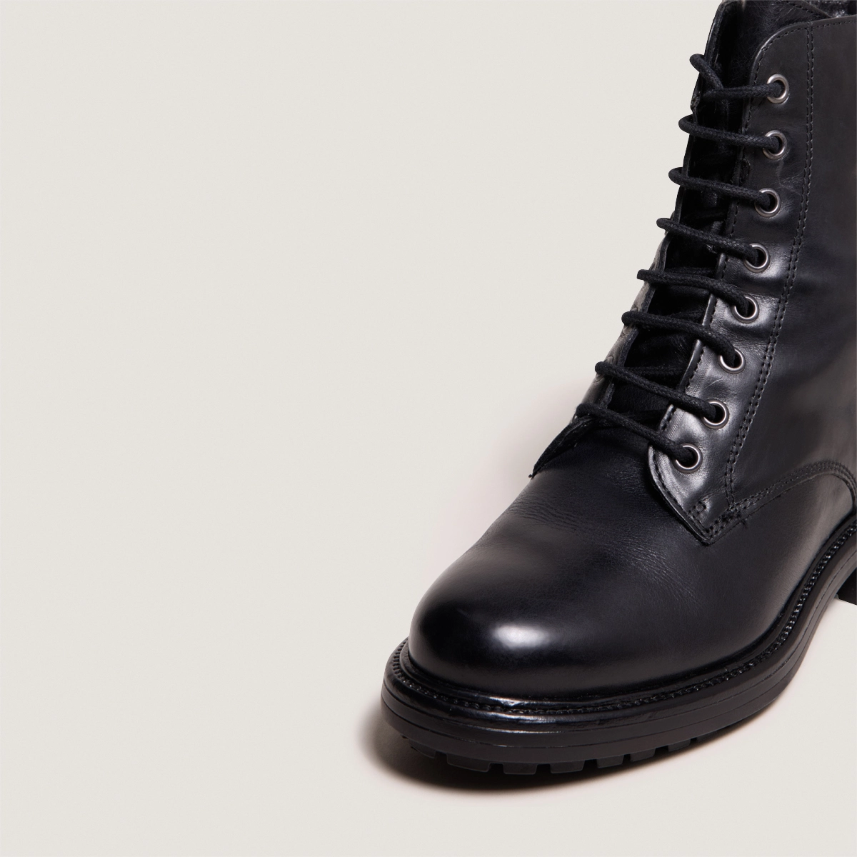 Lowboots with laces and notched soles in black leather | CELIMENE