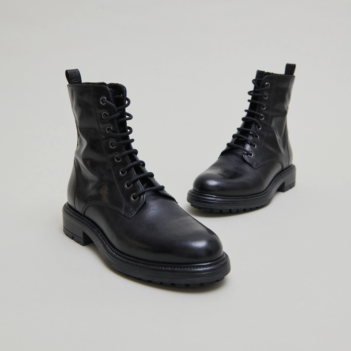 Lowboots with laces and notched soles in black leather | CELIMENE