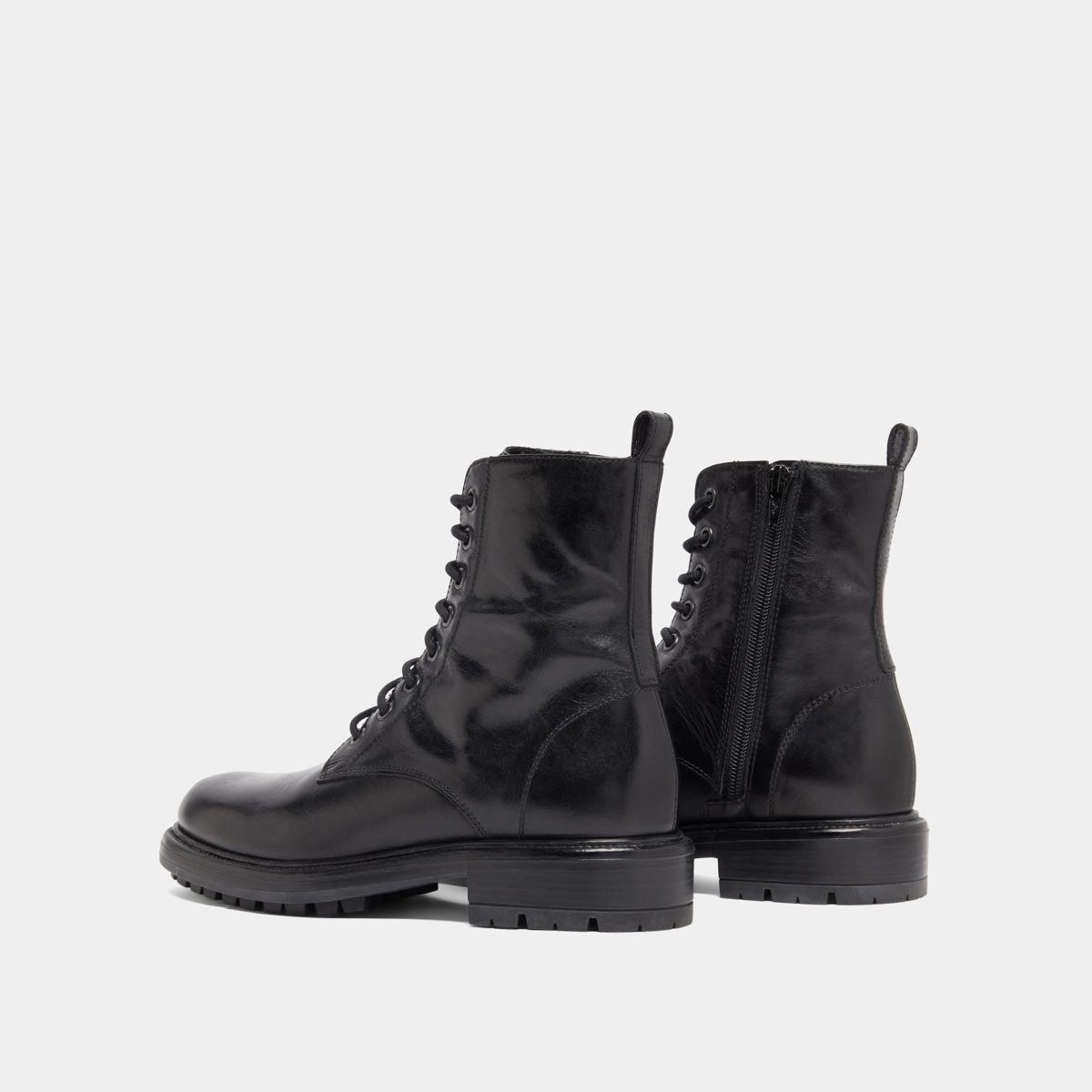 Lowboots with laces and notched soles in black leather | CELIMENE