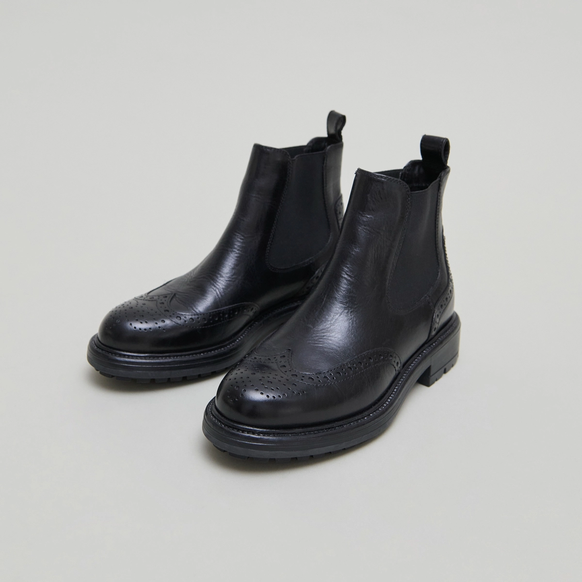 Lowboots with notched soles in black leather | CELIA