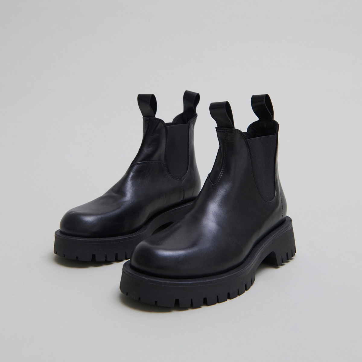 Lowboots with notched soles in black leather | ROCHE