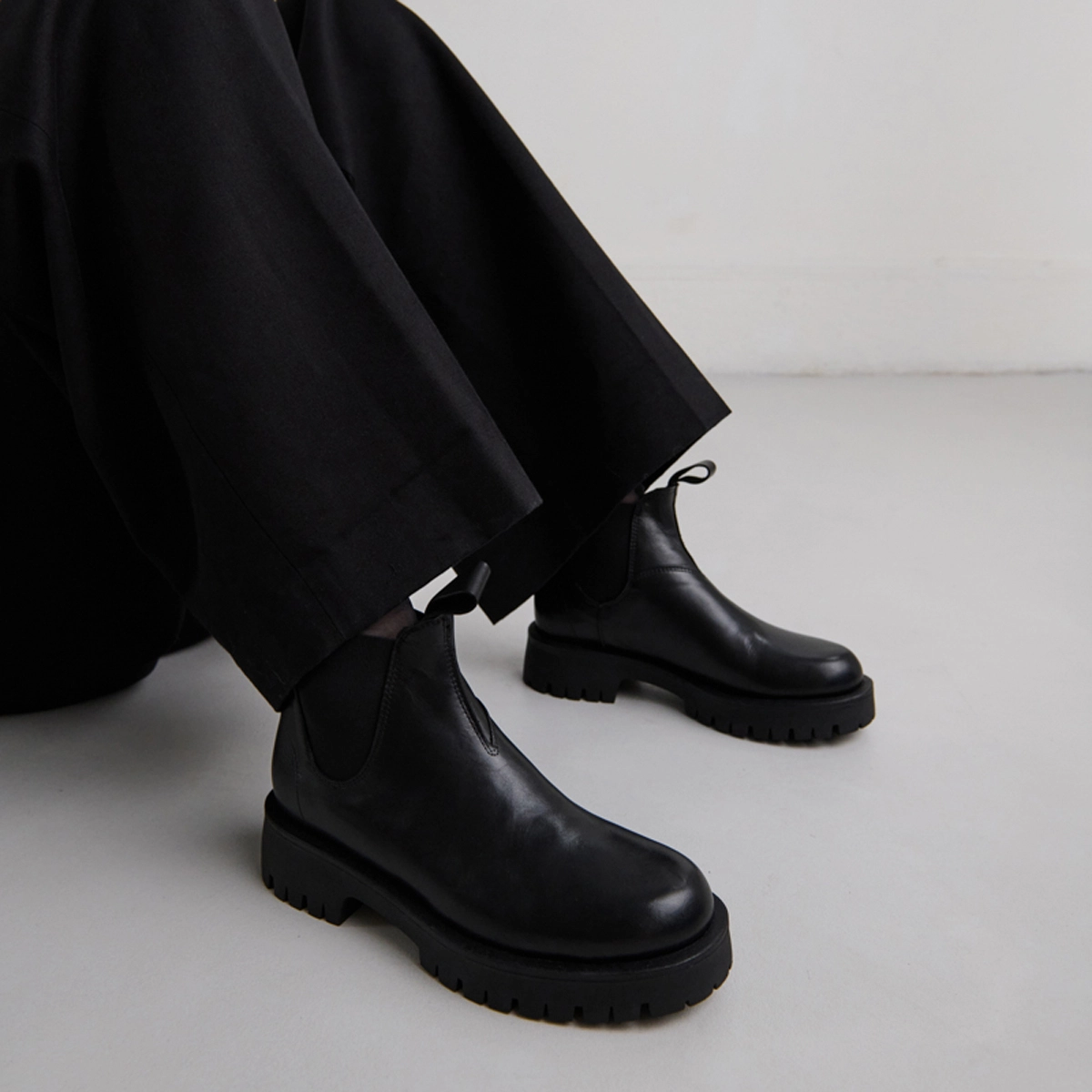 Lowboots with notched soles in black leather | ROCHE
