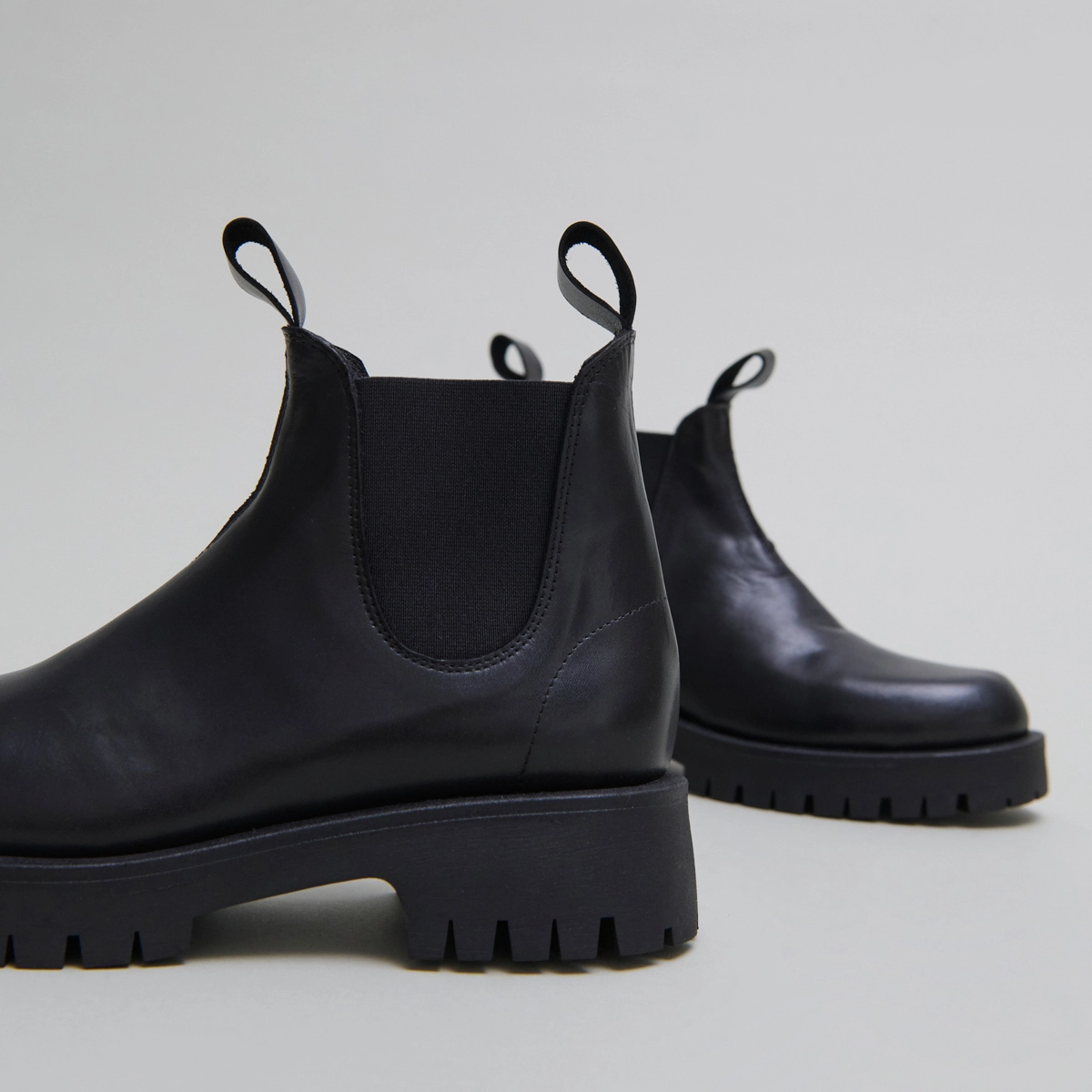 Lowboots with notched soles in black leather | ROCHE