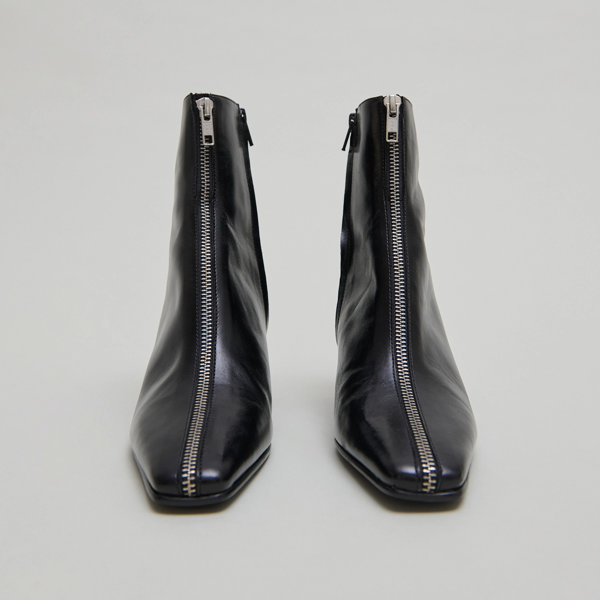 Heeled ankle boots with front zippers in black leather | DANZA
