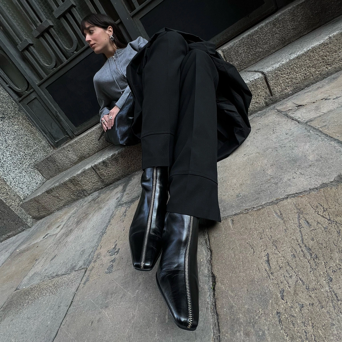 Heeled ankle boots with front zippers in black leather | DANZA
