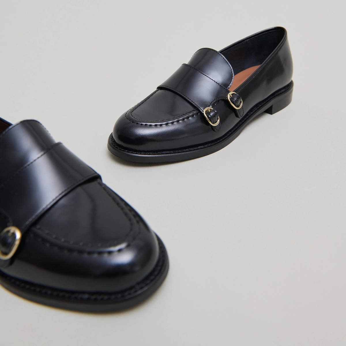 Loafers with adjustable buckles in black glazed leather | DRIZZA