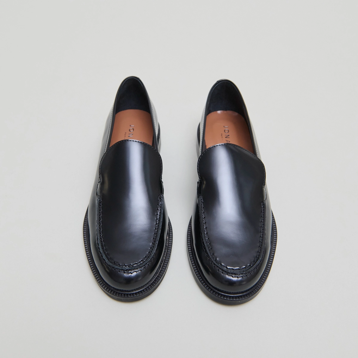 Round-toed loafers in black glazed leather | DIRNO
