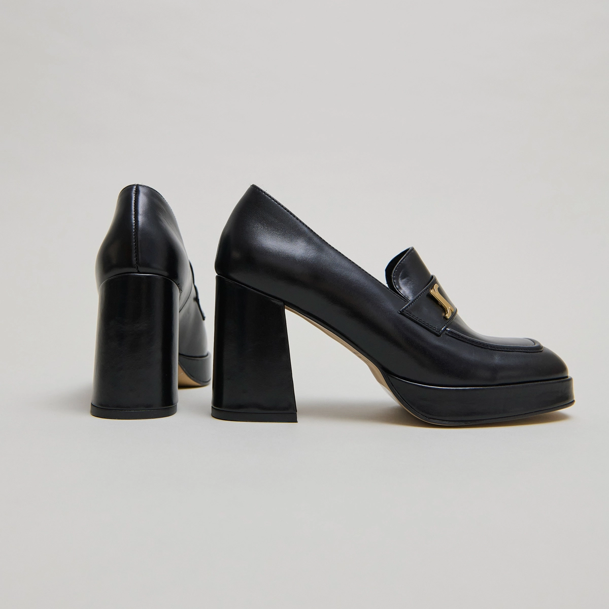 Monogrammed loafers in black leather | VIOLON