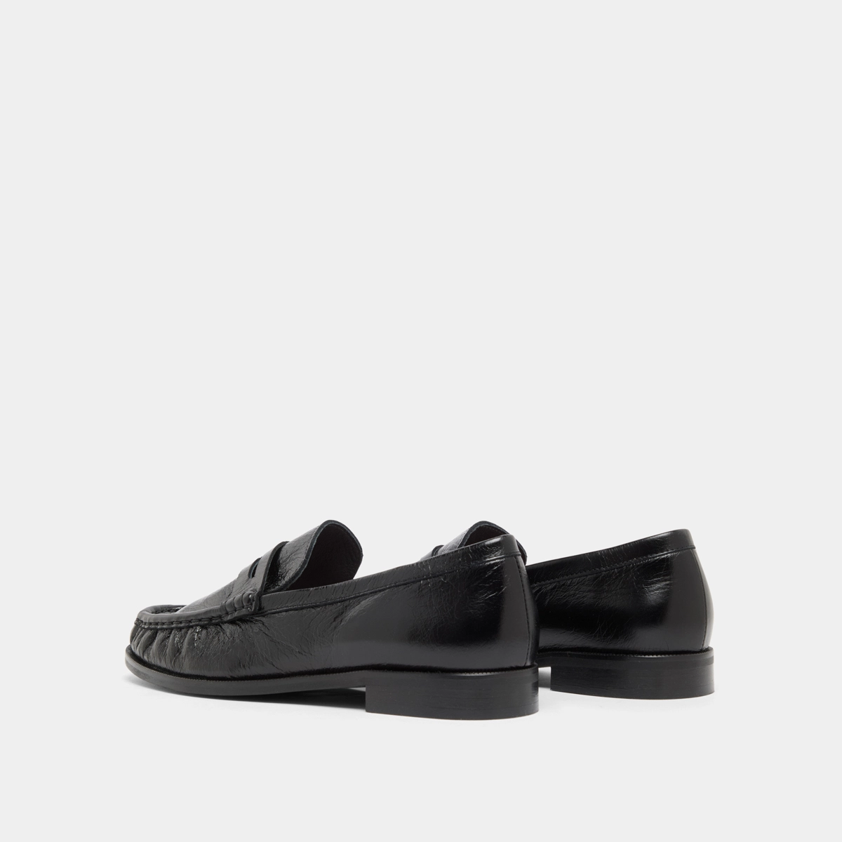 Round-toed loafers in black distressed leather | DELICE