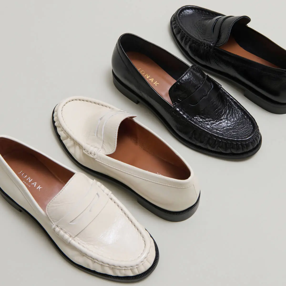 Round-toed loafers in black distressed leather | DELICE