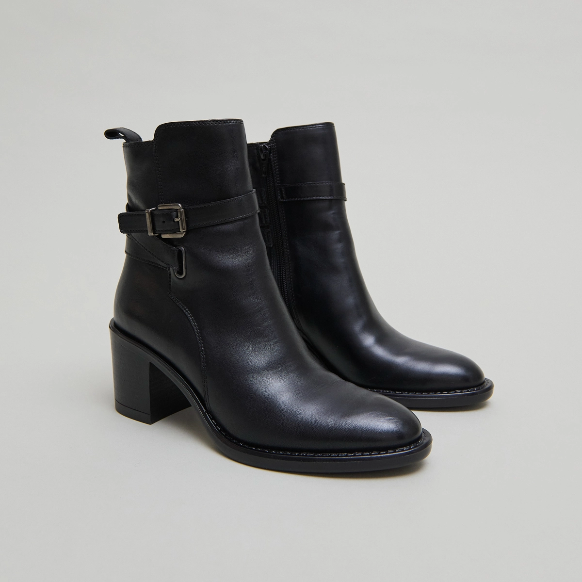 Heeled ankle boots and buckles in black leather | CAJOU